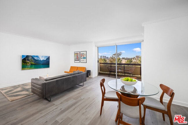 Building Photo - 321 S San Vicente Blvd