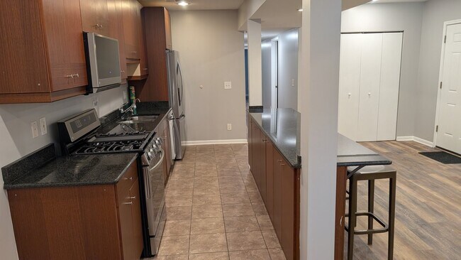 Foto del edificio - 429 E 45th Pl