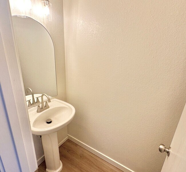 Foto del edificio - NEW IN MANAGEMENT - RENOVATED UNIT
