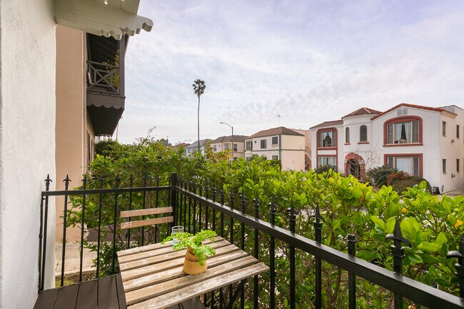 Foto del edificio - 348 N Gardner St