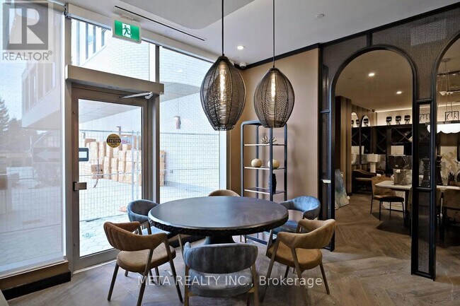 Building Photo - 689 The Queensway