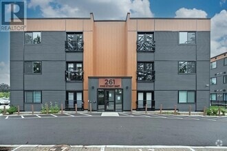 Building Photo - 261 King St E