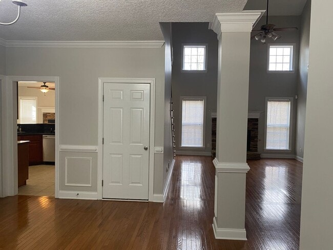 Building Photo - Beautiful 4 bedroom, 2.5 bathroom home In ...