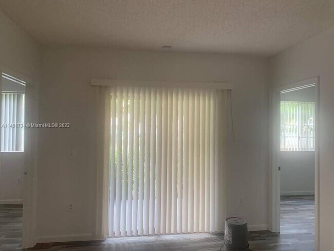 Building Photo - 3211 Sabal Palm Manor