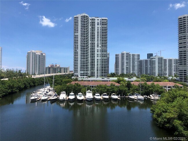 Foto del edificio - 3400 NE 192nd St