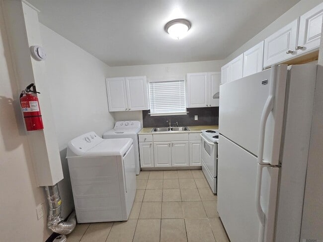 Building Photo - 947 Grebe St