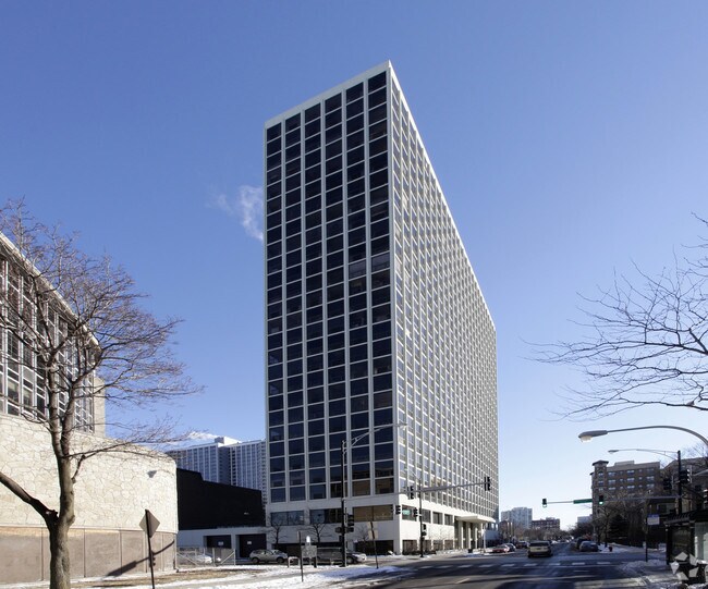 Building Photo - 4343 N Clarendon Ave