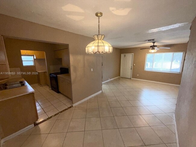 Building Photo - 341 NE 25th Ct