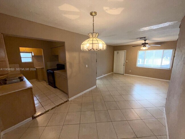 Foto del edificio - 341 NE 25th Ct