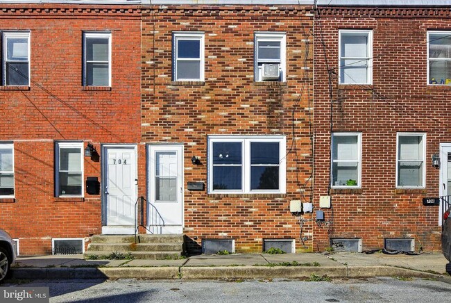 Building Photo - 706 Clark St