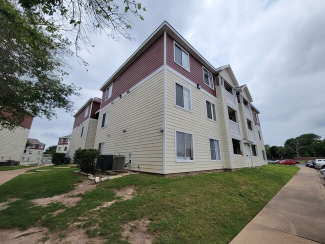 Foto del edificio - College Station - LEASE JUST ONE BEDROOM (...