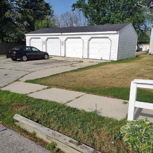 Building Photo - 2421 Camelot Blvd