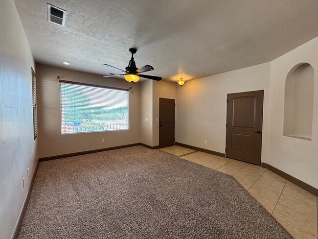 Foto del edificio - SPACIOUS HOME FOR RENT!