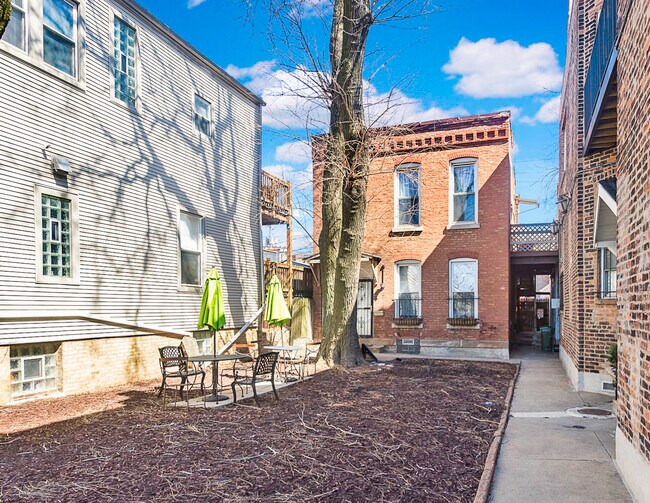 Amplio jardín delantero con mantillo de piedra rojiza de primera calidad. - 2279 N Clybourn Ave