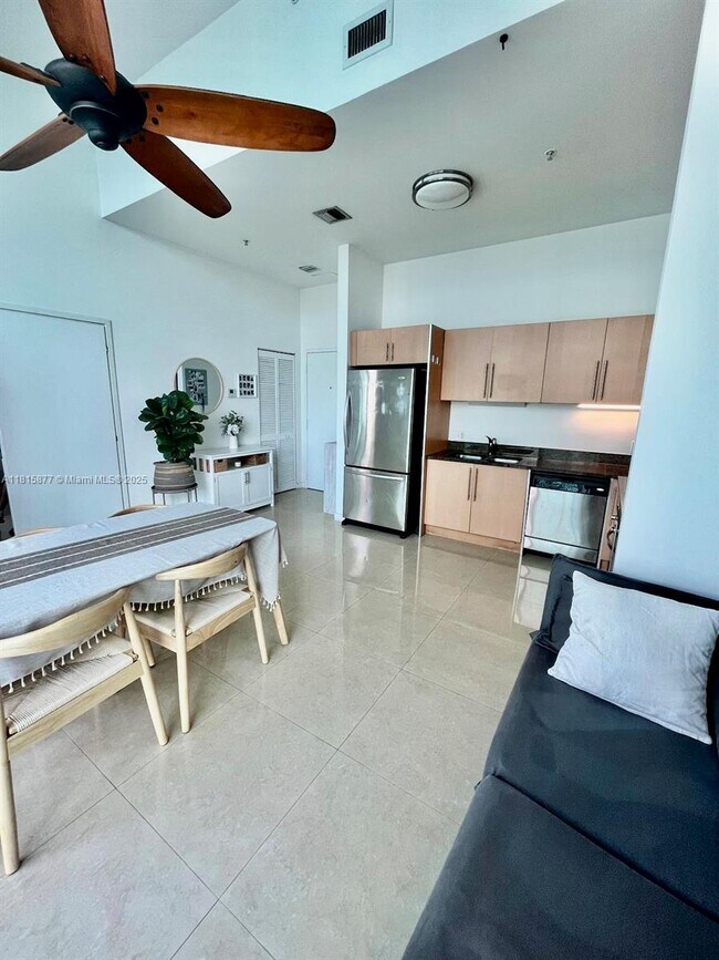Foto del edificio - 300 S Biscayne Blvd