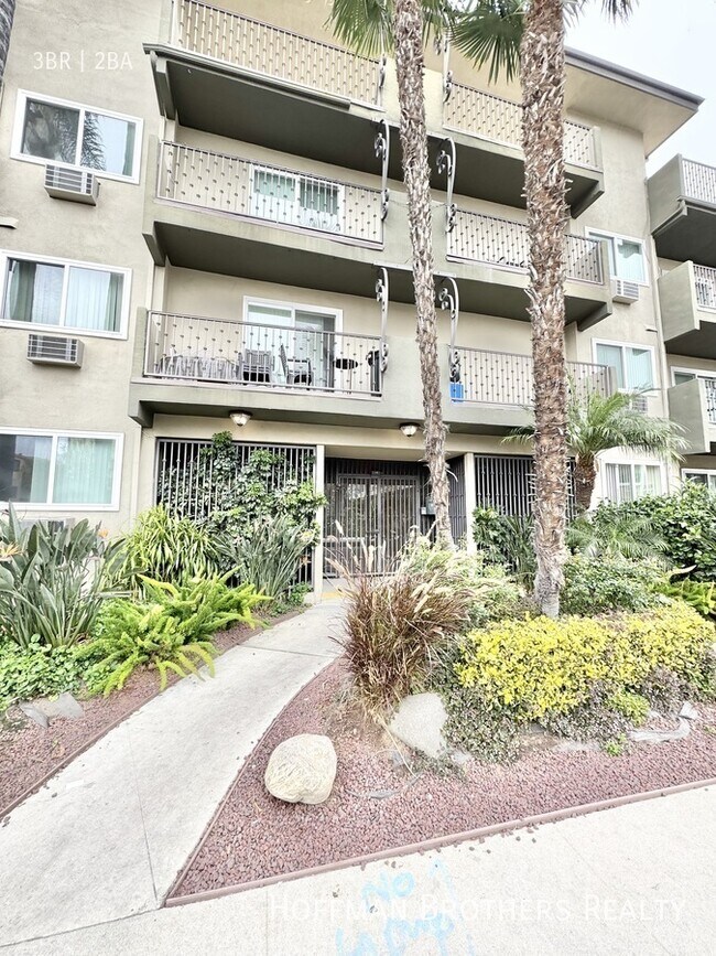 Foto del edificio - 5415 Newcastle Ave
