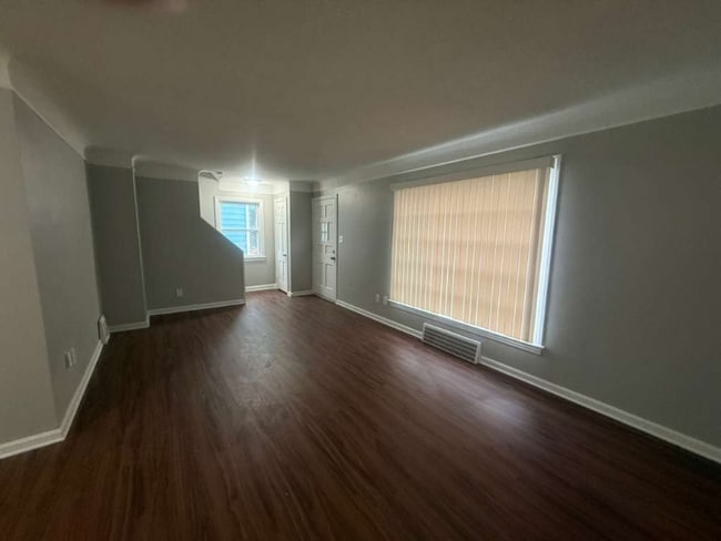 Foto del edificio - 9002 S Highland Ave