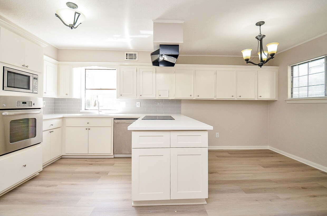 Foto principal - 16015 Southampton Dr