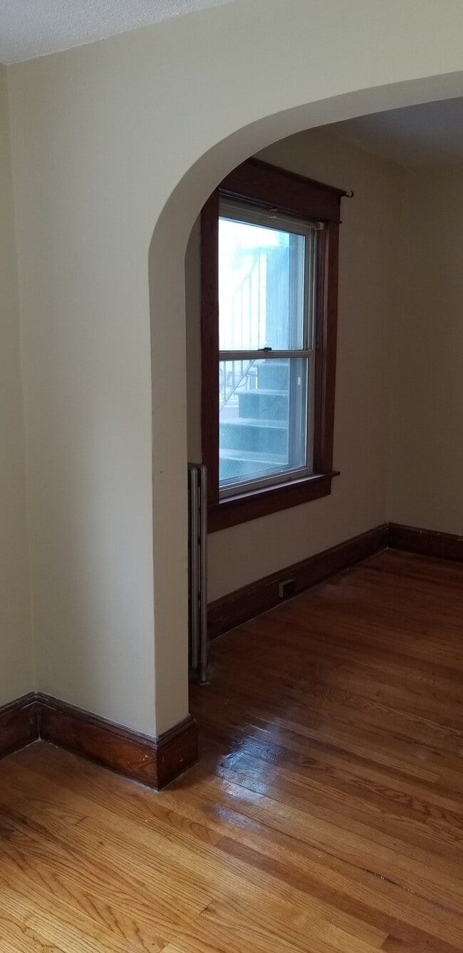 Building Photo - 223 E Mountain Rd