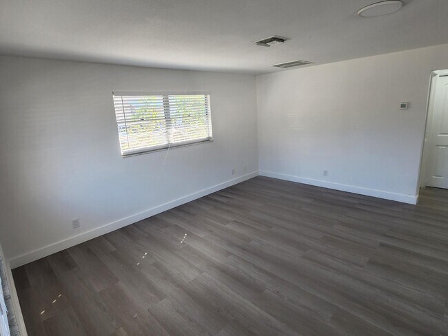 Foto del edificio - 1617 N J St