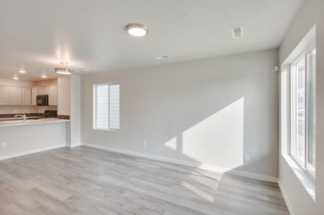 Building Photo - Beautiful, Modern 2 Bedroom Cottage Availa...