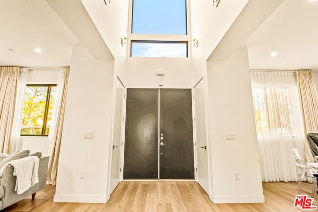 Building Photo - 535 N Formosa Ave