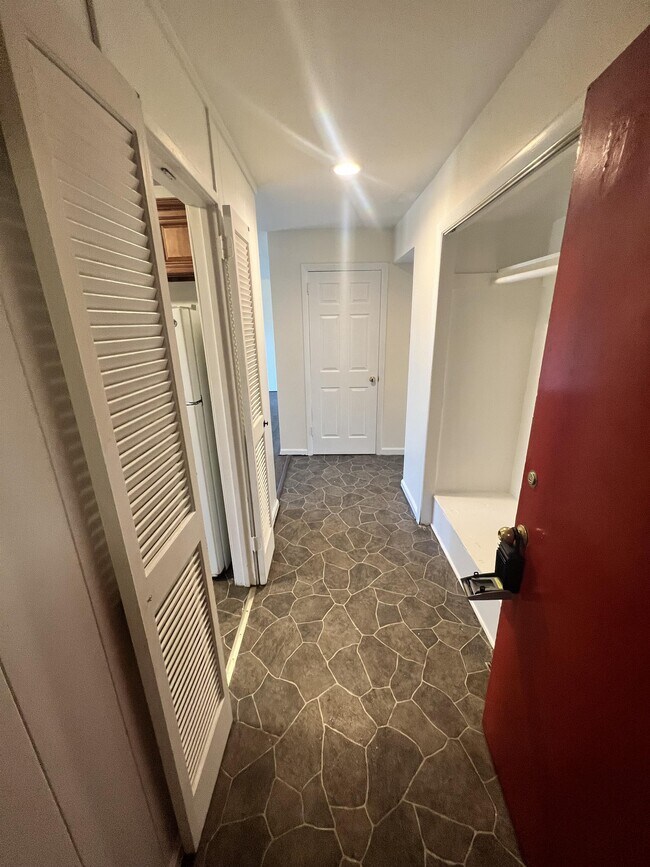 Foto del edificio - 7244 Donnell Pl