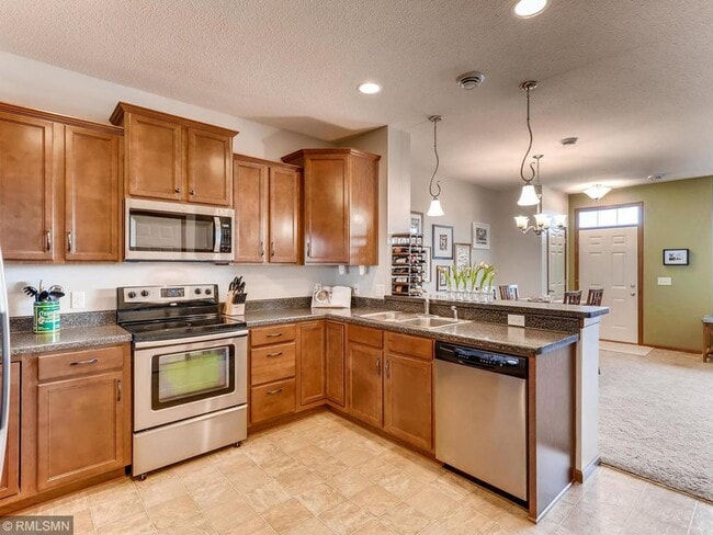 Building Photo - Beautiful 3 Bed/2.5 Bath Townhome in Woodbury- Community Pool! Available Now!