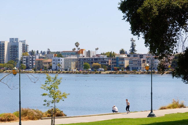 Building Photo - Lakeshore Gardens