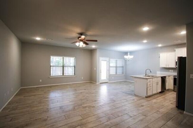 Building Photo - The Perfect Rental in Rupple Meadows!