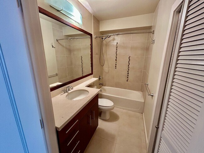 Foto del edificio - Fantastic Studio Apartment with 2 parking spaces included! AVAILABLE NOW!