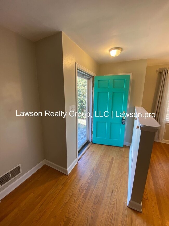 Foto del edificio - Raleigh Court -Three Bedroom Ranch with Basement