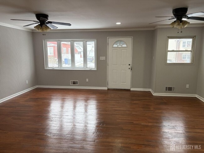 Building Photo - 162 Holly St