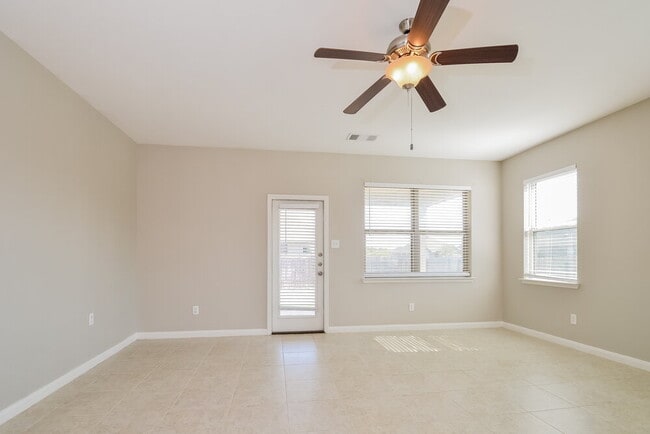 Foto del edificio - 4800 Beaver Creek Ave