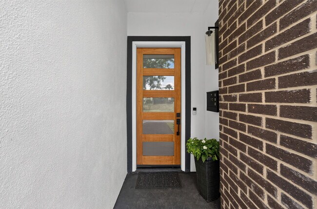 Foto del edificio - 719 Eleanor Ave
