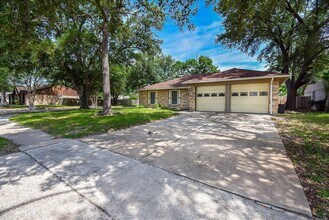 Building Photo - 13430 Piney Oaks Dr