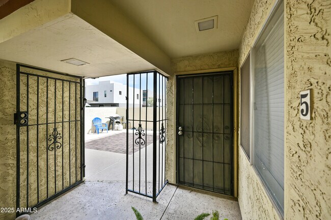 Building Photo - 6943 E Earll Dr