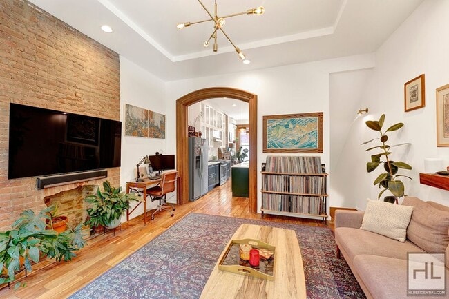 Building Photo - 272 Putnam Ave