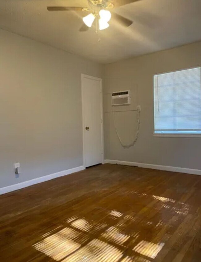 Foto del edificio - Charming Home Available June 15th