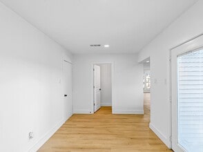 Building Photo - 1306 Briarmead Dr