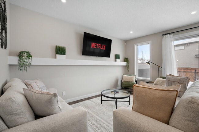 Building Photo - 144 Wolf Holw Cres S E