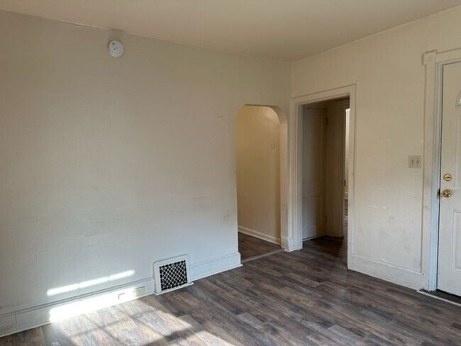 Foto del edificio - 1st Floor 2 Bedroom 1 Bath Apartment For R...