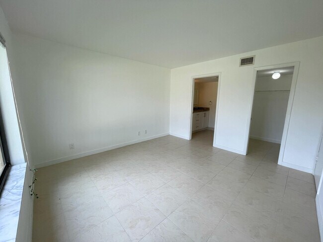Building Photo - 6585 Somerset Dr