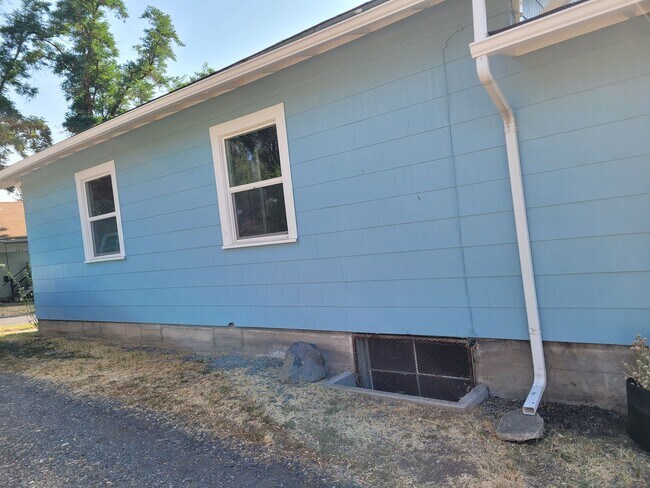 Building Photo - Super cute 2 bedroom 1 bath washer dryer h...