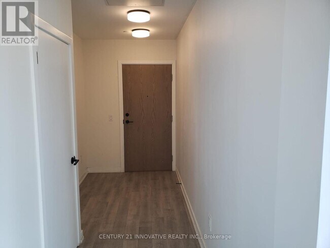 Photo du bâtiment - 2300-2300 St Clair Ave W