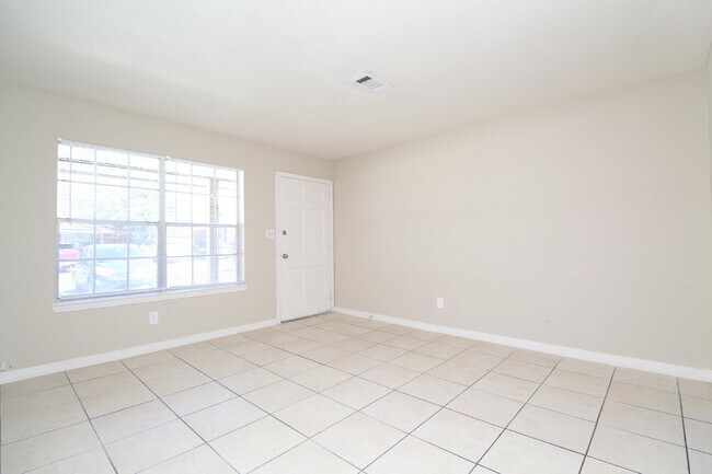 Building Photo - Cozy 2 Bedroom / 1 Bathroom Northeast Pens...