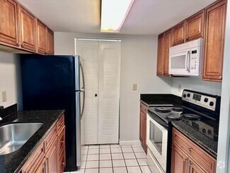 Building Photo - 9901 Westview Dr