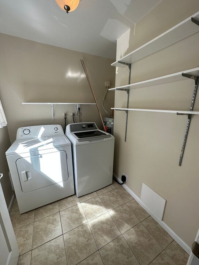 Foto del edificio - 5238 SW 42nd Avenue ~ MOVE IN SPECIAL! 1/2...