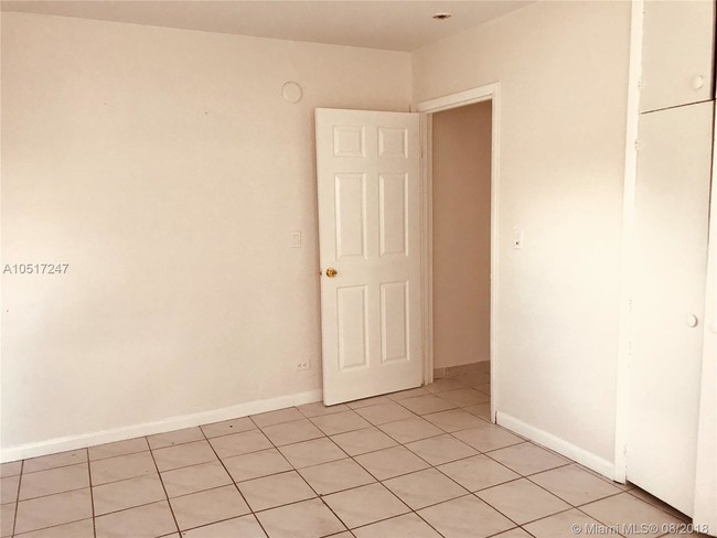 Building Photo - 4548 SW 33rd Ave