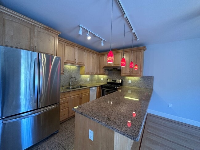 Building Photo - Lincoln Avenue Units